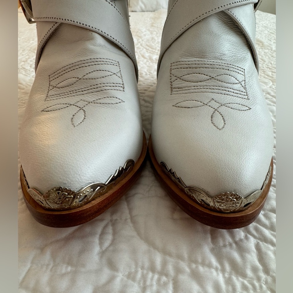 Western ankle leather boot. Detachable metal buckle harness.